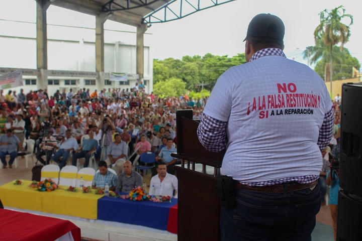 En San Alberto, Cesar, un grupo de personas uso camisas en contra de la Ley de Restitución de tierras antes de reunirse con el Procurador, Alejandro Ordoñez.