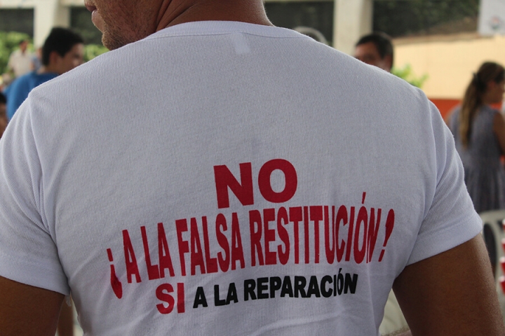 En San Alberto, Cesar, un grupo de personas uso camisas en contra de la Ley de Restitución de tierras antes de reunirse con el Procurador, Alejandro Ordoñez.