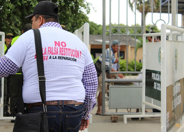 En San Alberto, Cesar, un grupo de personas uso camisas en contra de la Ley de Restitución de tierras antes de reunirse con el Procurador, Alejandro Ordoñez.