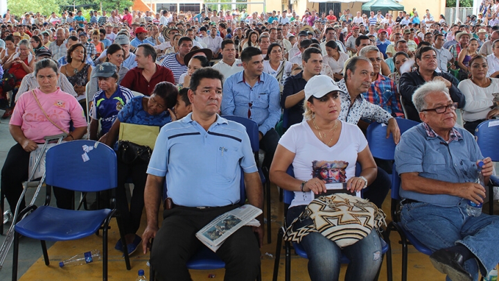 Entre los asistentes a la jornada de conversaciones en torno a la Ley de Restituci&oacute;n de Tierras, estuvieron varias personas que se declaran v&iacute;ctimas del gobierno de Juan Manuel Santos por el hecho de tener que entregar sus tierras a reclamantes de restituci&oacute;n, sin comprobarse antes que fueron los causantes del despojo y sin que se les de una compensaci&oacute;n justa.