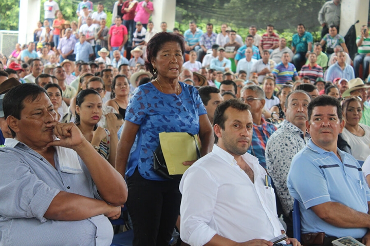 Entre los asistentes a la jornada de conversaciones en torno a la Ley de Restitución de Tierras, estuvieron varias personas que se declaran víctimas del gobierno de Juan Manuel Santos por el hecho de tener que entregar sus tierras a reclamantes de restitución, sin comprobarse antes que fueron los causantes del despojo y sin que se les de una compensación justa.