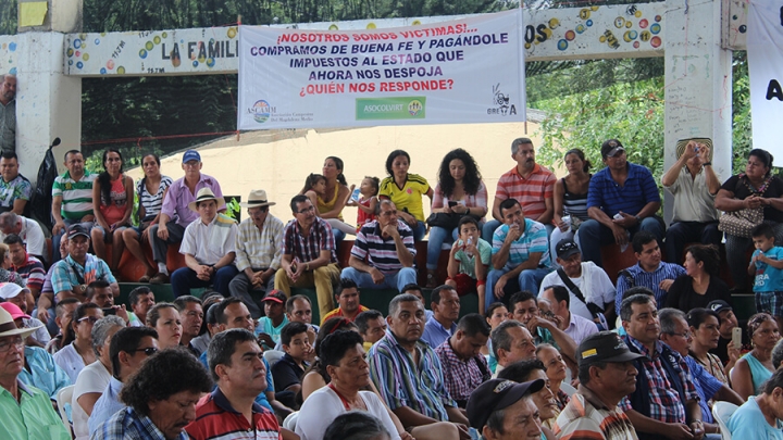 Varias pancartas se colgaron en el colegio Andr&eacute;s Bello expresando la inconformidad que siente la regi&oacute;n con la Ley de Restituci&oacute;n de Tierras, de la cual se sienten v&iacute;ctimas al tener que entregar sus predios sin haber sido los causantes del despojo o desplazamiento forzado que sufrieron los reclamantes de restituci&oacute;n de tierras