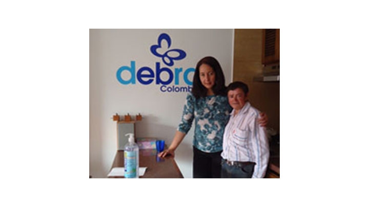 Dra. Liliana Consuegra directora de Debra Colombia, junto a uno de sus pacientes Miguel Machuca.