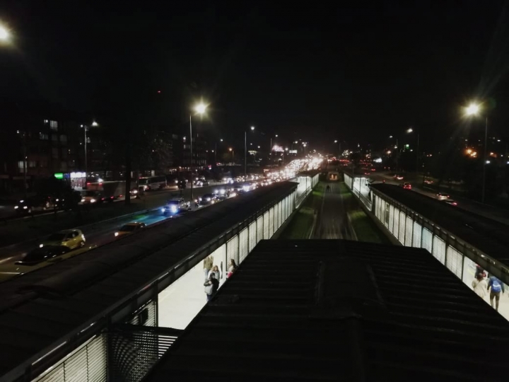 Avenida Calle 26, noche antes del d&iacute;a sin carro
