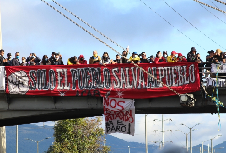 Pancarta en puente de Transmilenio Portal Norte 12/05/2021