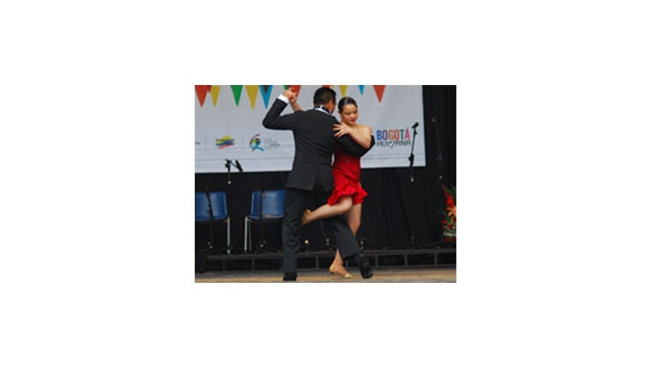 Compa&ntilde;ias de ni&ntilde;os y adultos participaron en la Maraton de baile.