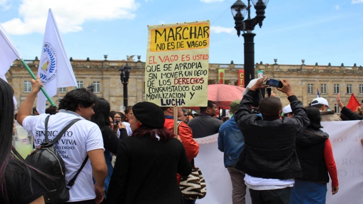 Miembros del sindicato Memoria Viva en su entrada a la plaza para la reuni&oacute;n de todos los manifestantes