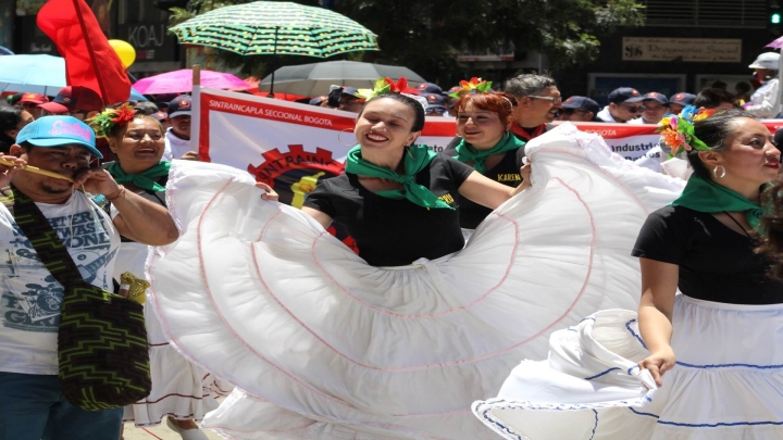 Los bailes t&iacute;picos y la m&uacute;sica robaron la atenci&oacute;n del p&uacute;blico dentro de la marcha