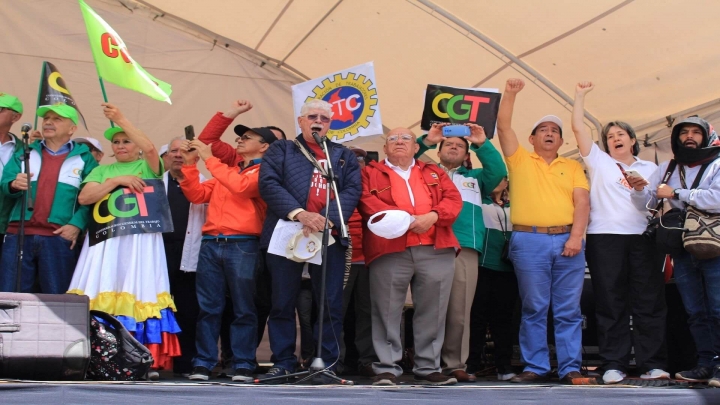 Directores de varios sindicatos y organizaciones laborales en el acto central en la Plaza de Bolívar
