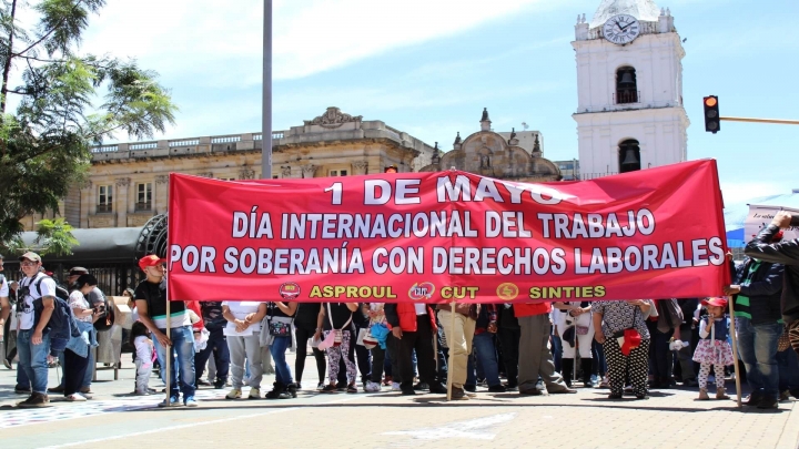 Los manifestantes recorriendo la carrera Séptima para llegar a la Plaza de Bolívar.