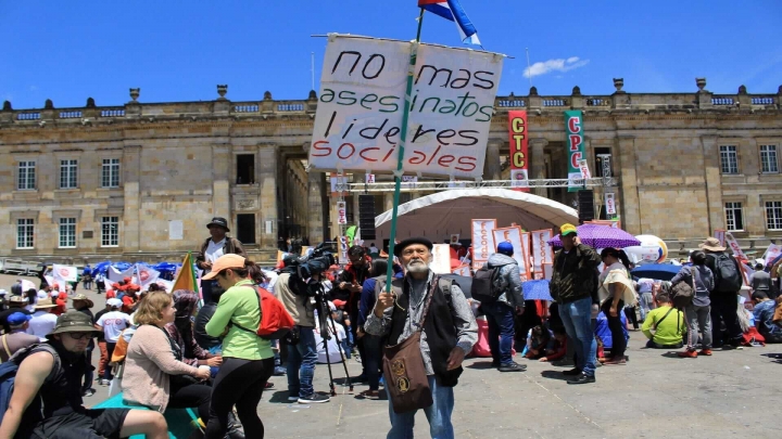 Algunos manifestantes también se pronunciaban sobre el asesinato de líderes sociales en el país