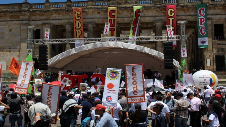 La tarima de los líderes sindicales ubicada delante del Congreso de la República.