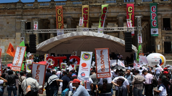 La tarima de los l&iacute;deres sindicales ubicada delante del Congreso de la Rep&uacute;blica.