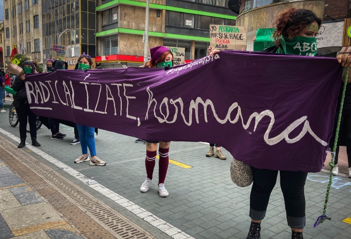 Con pendones y afiches, las mujeres salieron a marchar en la tarde del 28 de septiembre