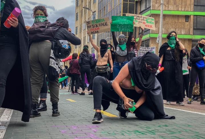 Con pintura en spray, muchas manifestantes intervinieron la ciudad