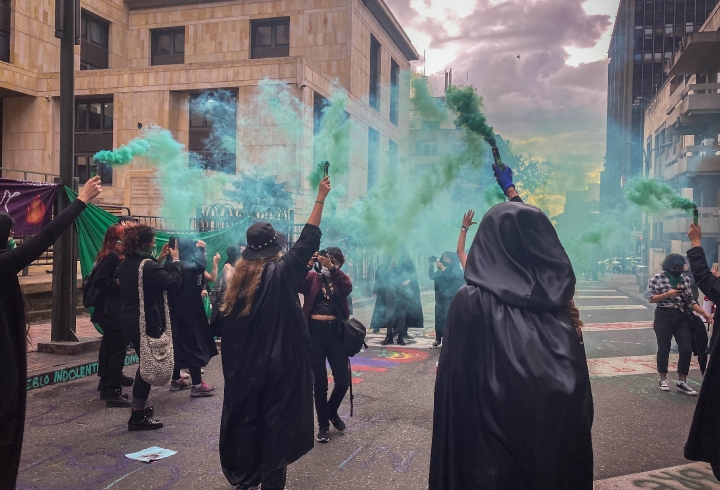 Cual aquelarre, las manifestantes se detuvieron frente al Consejo de Estado y arengaron por el aborto legal.