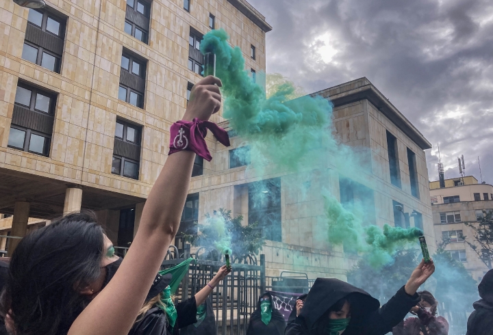 La manifestación concluyó con la quema de algunos versículos de la biblia, que ellas consideraron eran ofensivos contra la mujer.