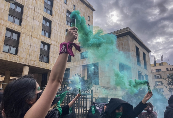 La manifestaci&oacute;n concluy&oacute; con la quema de algunos vers&iacute;culos de la biblia, que ellas consideraron eran ofensivos contra la mujer.