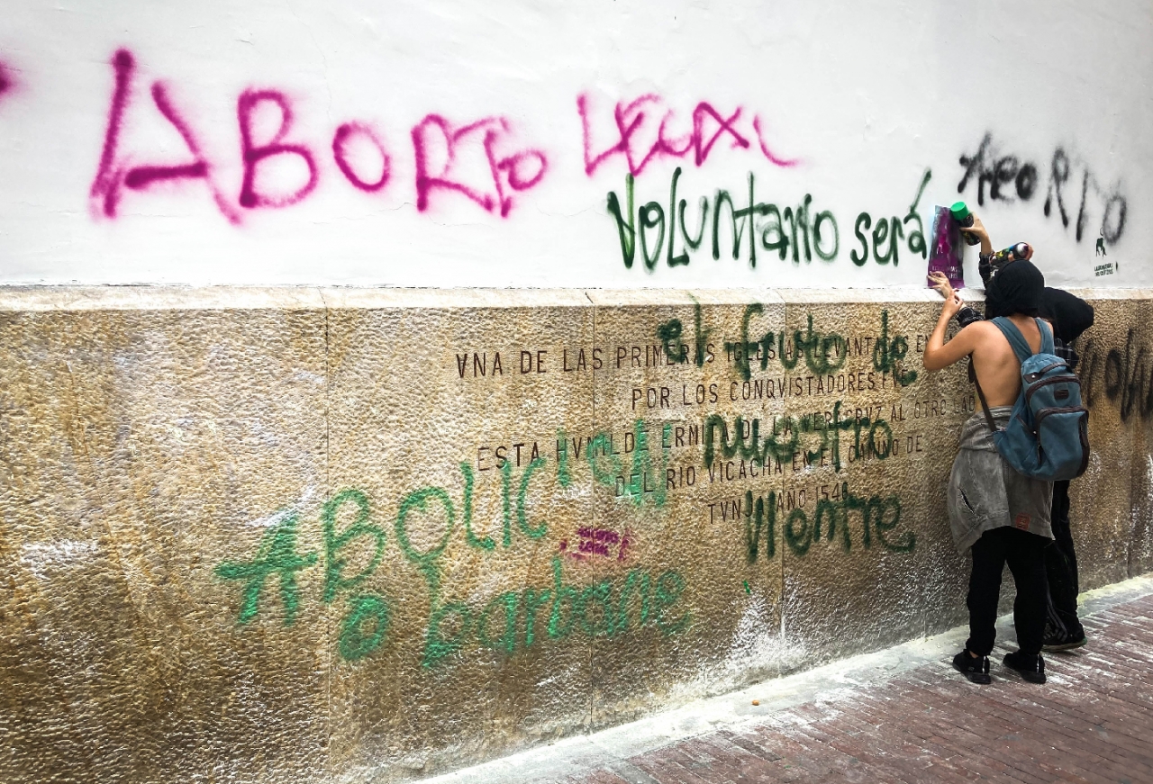 Manifestantes grafitean con stencil en la pared de una iglesia|Mujer del colectivo &#039;Bloque Feminista Radical&#039; pinta &quot;Aborto Legal&quot; en la intersención de la 19 con séptima|Con pendones y afiches, las mujeres salieron a marchar en la tarde del 28 de septiembre|Con pintura en spray, muchas manifestantes intervinieron la ciudad|Cual aquelarre, las manifestantes se detuvieron frente al Consejo de Estado y arengaron por el aborto legal.|La manifestación concluyó con la quema de algunos versículos de la biblia, que ellas consideraron eran ofensivos contra la mujer.|||