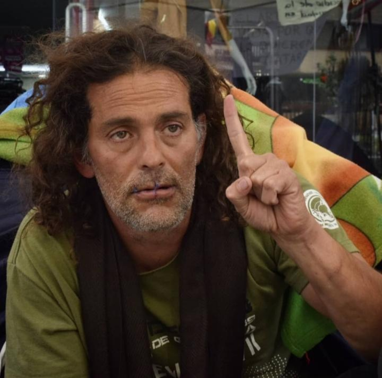 “¡Hoy muere un artista y se levanta un pueblo!”, el artista John Fitzgeral en huelga de hambre