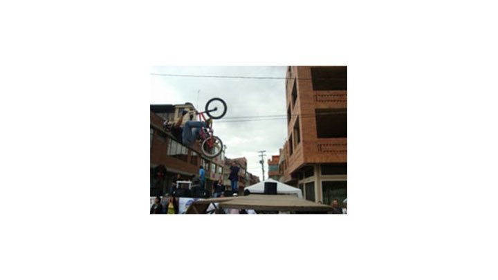 Un practicante de BMX realiza acrobacias en el Skatepark de Villas de Granada