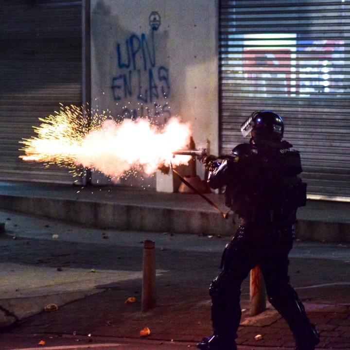 El ESMAD intentó por medio de la fuerza dispersar a los estudiantes, sin ningún éxito.