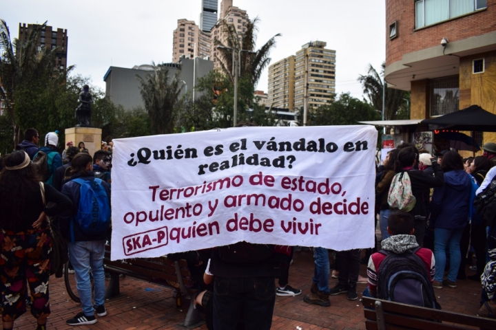 Las universidades públicas se reunieron en el monumento de la Pola para comenzar a marchar.