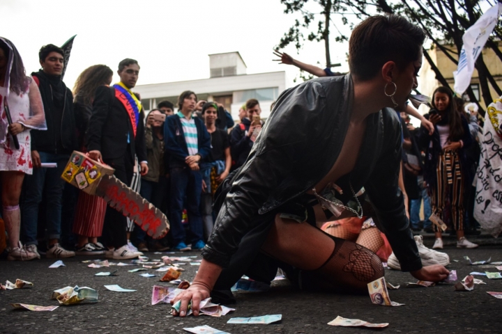 En la manifestación se vieron performances para resignificar lo que significa la educación pública.