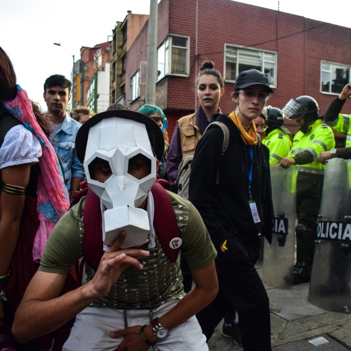 Las críticas al ESMAD se hicieron vigentes con máscaras y pancartas, exigiendo su derecho a la protesta. .