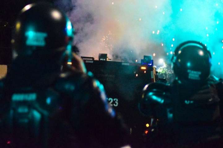 Alrededor de las 7 p.m. capuchos y ESMAD iniciaron enfrentamientos ocasionados por un bloqueo policial sobre el monumento a los h&eacute;roes.