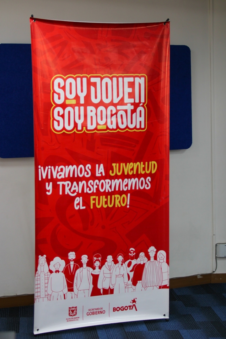 Pend&oacute;n del programa Soy joven, soy Bogot&aacute;. Con sus promotores recorren los colegios y universidades del pa&iacute;s