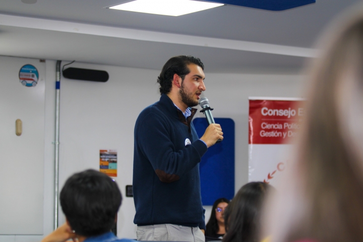 Andr&eacute;s Pinz&oacute;n, coordinador de proyectos de la Fundaci&oacute;n 2025 present&oacute; su propuesta "Candidateados"