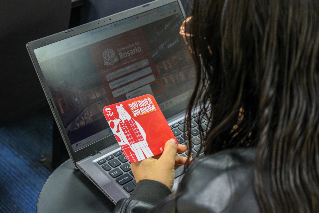Soy joven, soy Bogotá, es un programa de la alcaldía que busca para generar confianza en la institucionalidad.|El evento se llevó a cabo en la Universidad del Rosario apoyado por la facultad de estudios internacionales, políticos y urbanos|Tania Saavedra, representante del programa Soy joven, soy Bogotá|Durante el evento, se realizó una lotería para promover la página &quot;Candidateados&quot; en donde se pueden conocer los candidatos y sus propuestas para los consejos de juventud 2025|Pendón del programa Soy joven, soy Bogotá. Con sus promotores recorren los colegios y universidades del país|Andrés Pinzón, coordinador de proyectos de la Fundación 2025 presentó su propuesta &quot;Candidateados&quot;|Los asistentes pudieron dar sus puntos de vista y conocer más a profundidad sobre la importancia de la participación juvenil a consciencia.|Se realizó un Kahoot para medir el nivel de atención y aprendizaje de los asistentes|&quot;Candidateados&quot; es una propuesta muy importante para votar de manera informada en los consejos de juventud 2025. Allí se podrá conocer las propuestas de cada uno de los candidatos|||