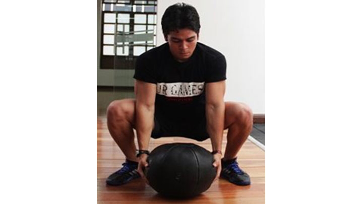 Entrenamiento funcional: sentadilla con bal&oacute;n medicinal.