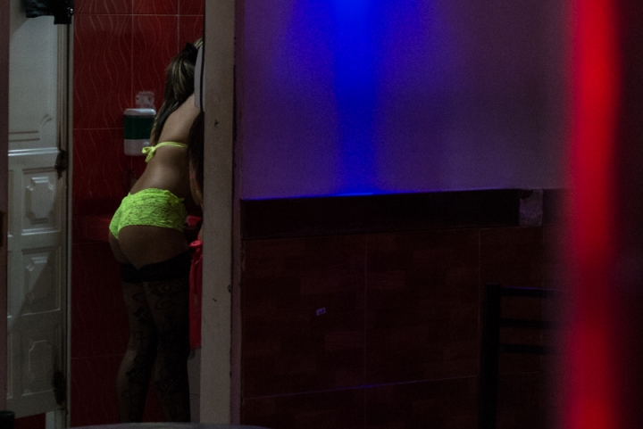 Aunque esta podr&iacute;a ser la primera referencia de la zona de tolerancia, detr&aacute;s del trabajo sexual hay decenas de hombres y mujeres que se dedican a otras actividades. Foto: Juli&aacute;n R&iacute;os