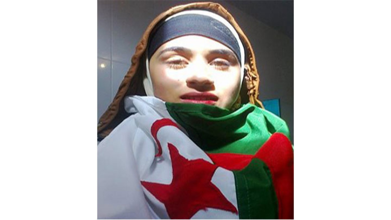 Foto de archivo: Adila Malak, musulmana que vive en Bogotá, sostiene la bandera de Argelia, mostrando su apoyo a este país.|||