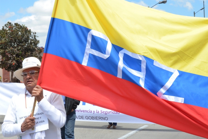 Con prendas de color blanco y mensajes alusivos a la paz, los asistentes se movilizaron por la calle 26.