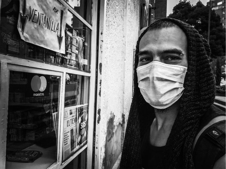 Joven comprando en una tienda de Bogotá