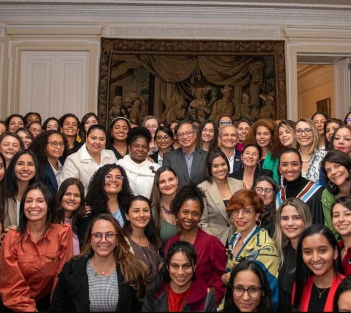 El gabinete de ministros del gobierno de Petro est&aacute; conformado por un 47 % de mujeres y un 52 % de hombres.