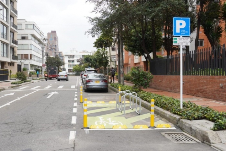 Las &#039;Zonas de Parqueo Pago&#039; están debidamente marcadas y cuentan con una señal azul