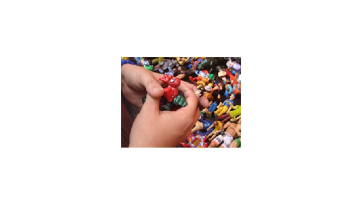 En los mercados de las pulgas, los vendedores y coleccionistas de todo tipo de juguetes se contactan y hacen &ldquo;triqui trueques&rdquo;.