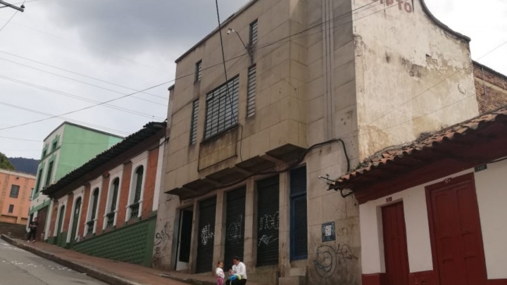 El antiguo Teatro Egipto se encuentra exactamente en la calle Décima, diagonal a la Parroquia Nuestra Señora de Egipto.