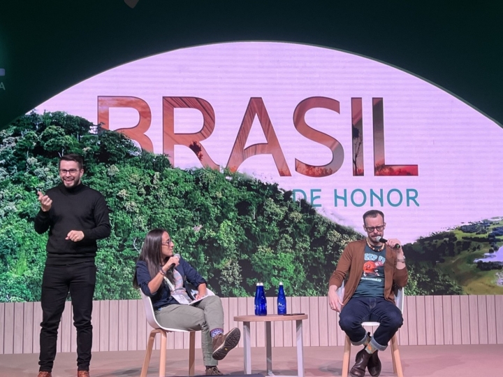 De izquierda a derecha: intérprete lenguaje de señas, mediadora Sindy Elefante y Marcelo Quintanilha. Presentación del cómic &#039;Luces de Niterói&#039; en la Feria del Libro de Bogotá (FILBo) 2024.