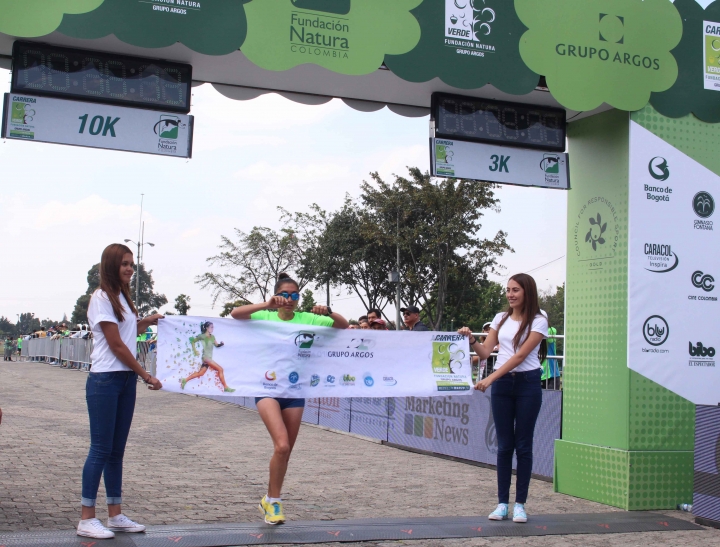 Rubi Riativa ganadora de la carrera en la modalidad 10 kilómetros