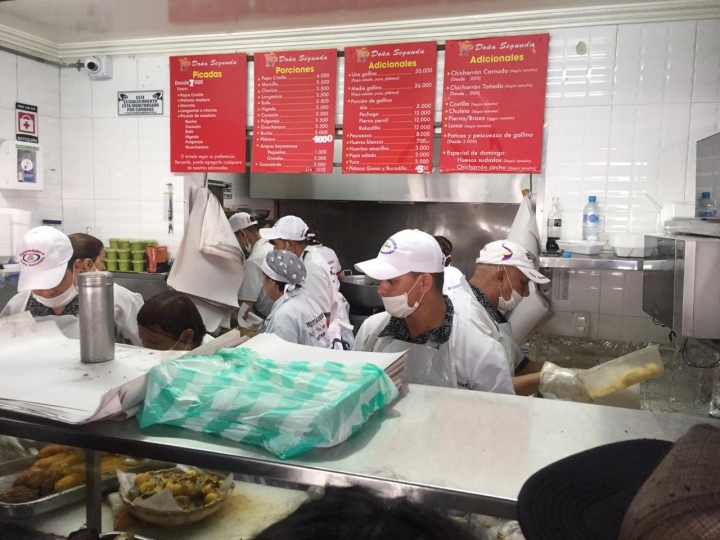 Do&ntilde;a Segunda, de trasteo con su fritanga a cuestas