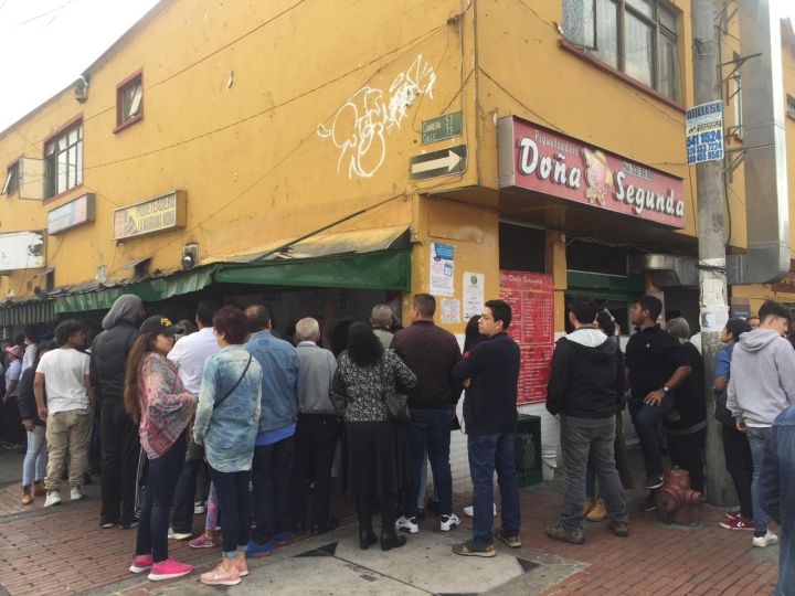 Doña Segunda, de trasteo con su fritanga a cuestas