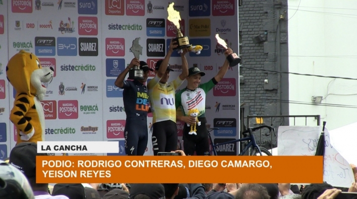 Los tres ganadores del podio (de izquierda a derecha): Diego Camargo en segundo lugar, Rodrigo Contreras en el primer puesto, y Yeison Reyes en tercer lugar.