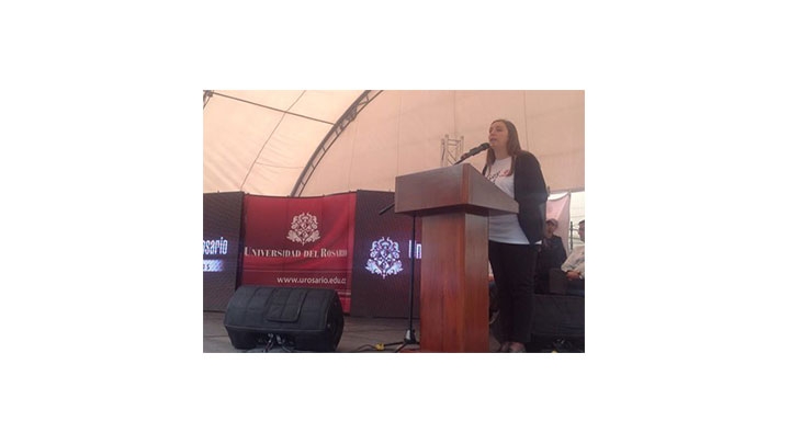 Stephanie Lavaux, Decana de Ciencias Humanas, durante el lanzamiento.