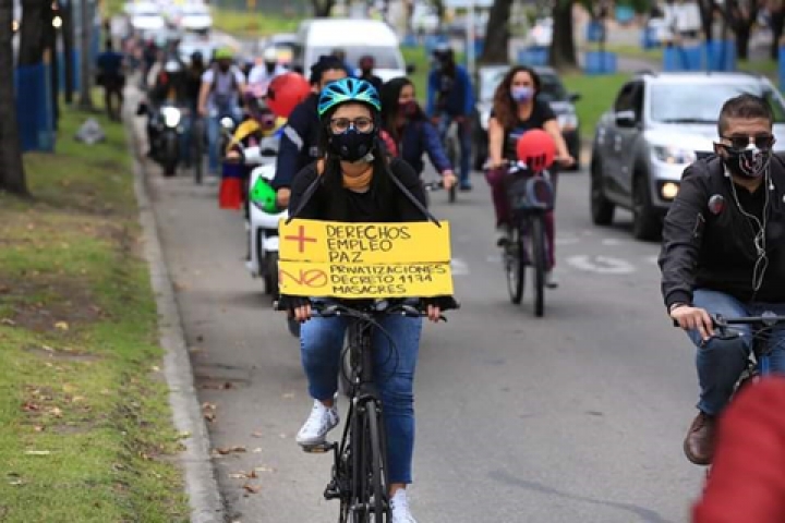 En carro, en moto, en bicicleta y hasta en patineta se movilizan los manifestantes en Bogotá.