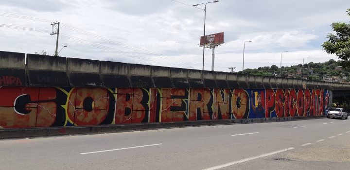 ‘Gobierno Psicópata’ es el otro mural, también lo intentaron censurar, pero se volvió a pintar, se encuentra en el puente de San Mateo, al costado frente al Éxito